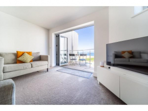 Modern Apartment Sea Views Private Parking